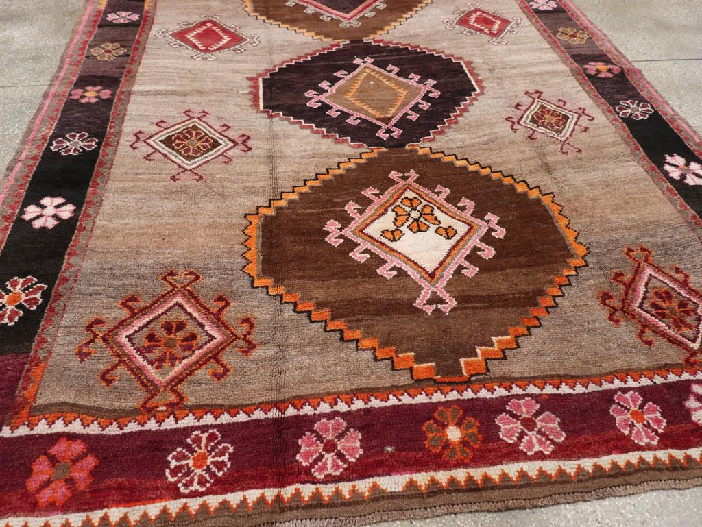 Colección Galerie Shabab Alfombra tribal turca de Anatolia de mediados del siglo XX en Excelente estado para la venta en New York, NY