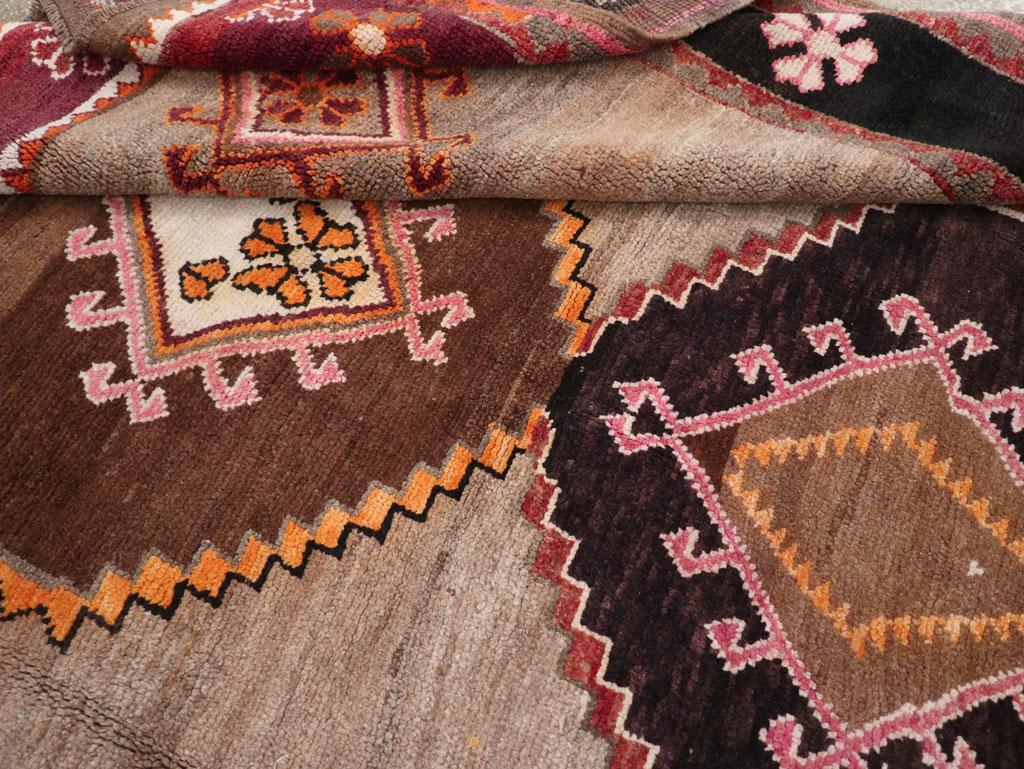Colección Galerie Shabab Alfombra tribal turca de Anatolia de mediados del siglo XX en venta 1