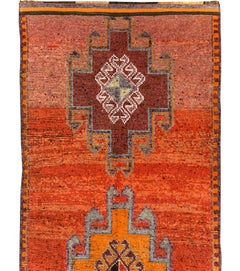 Galerie Shabab Collection Mid-20th Century Turkish Anatolian Tribal Runner (Coureur tribal turc du milieu du XXe siècle)