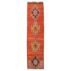 Galerie Shabab Collection Mid-20th Century Turkish Anatolian Tribal Runner (Coureur tribal turc du milieu du XXe siècle)