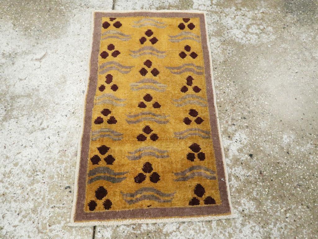Dieser türkische Art-Déco-Teppich aus der Mitte des 20. Jahrhunderts mit den Maßen 1' 5
