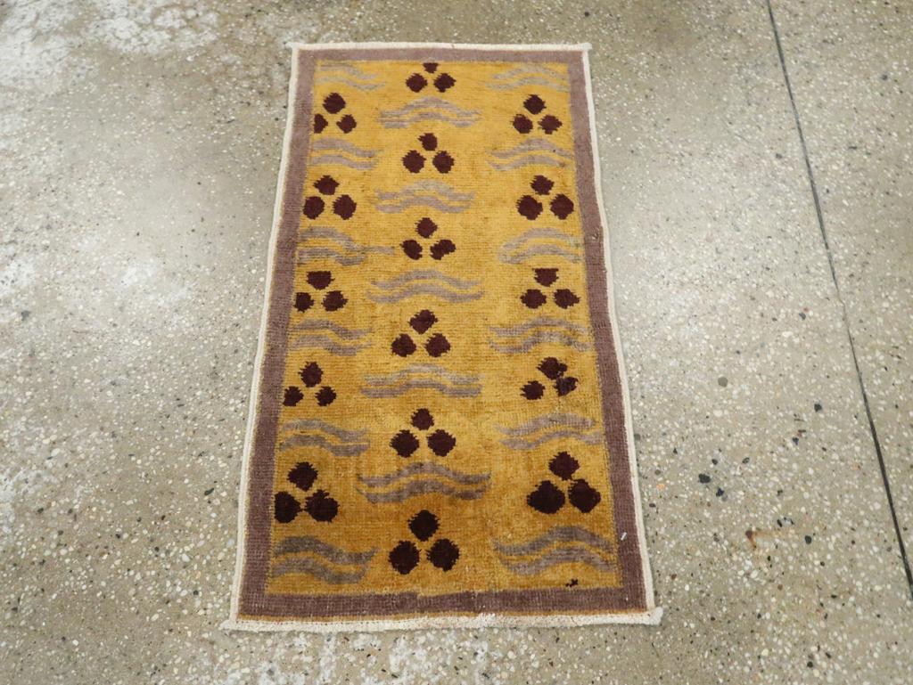 Dieser türkische Art-Déco-Teppich aus der Mitte des 20. Jahrhunderts mit den Maßen 1' 5