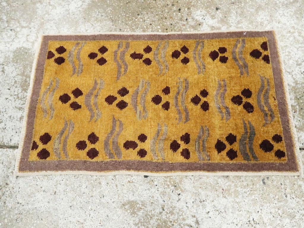 Galerie Shabab Collection Türkischer Art-Deco-Teppich aus der Mitte des 20. (Persisch) im Angebot