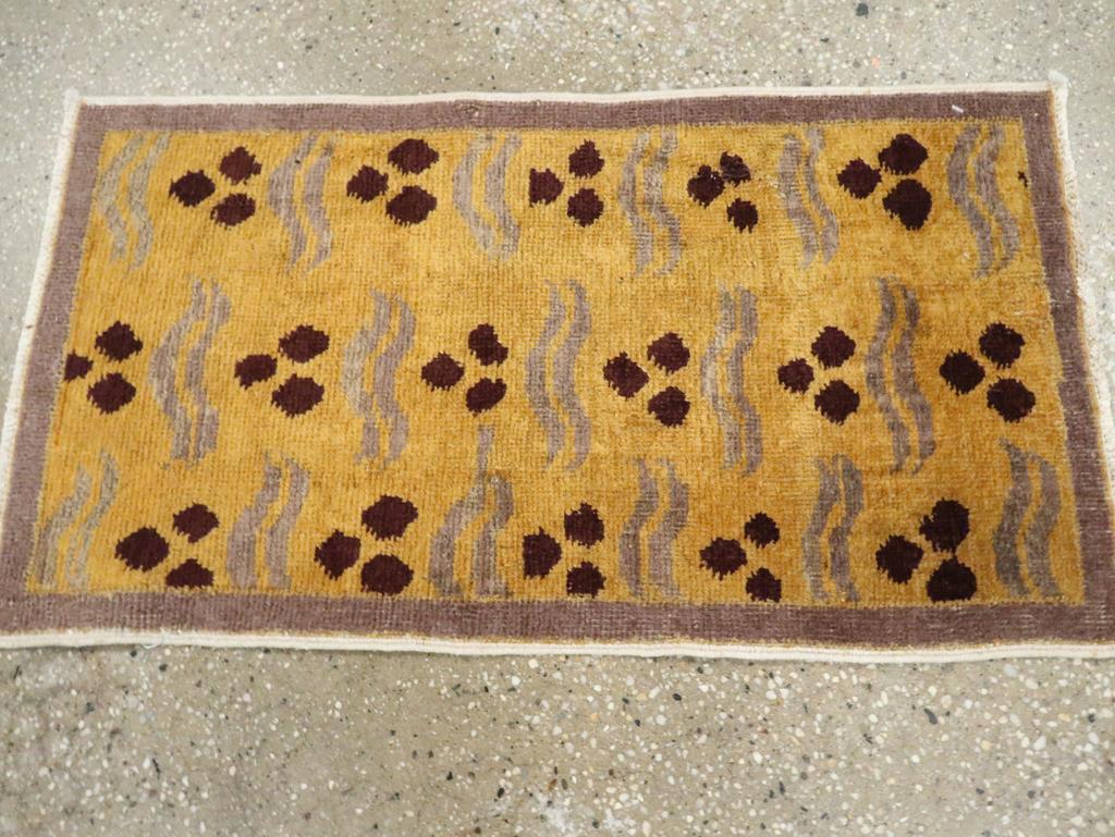 Galerie Shabab Collection Türkischer Art-Deco-Teppich aus der Mitte des 20. (Handgeknüpft) im Angebot