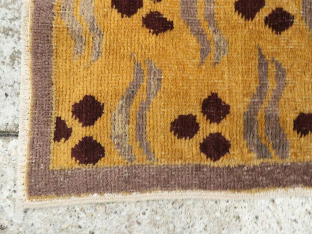 Galerie Shabab Collection Türkischer Art-Deco-Teppich aus der Mitte des 20. (Handgeknüpft) im Angebot