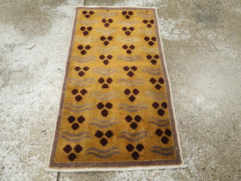 Dieser türkische Art-Déco-Teppich aus der Mitte des 20. Jahrhunderts mit den Maßen 1' 8