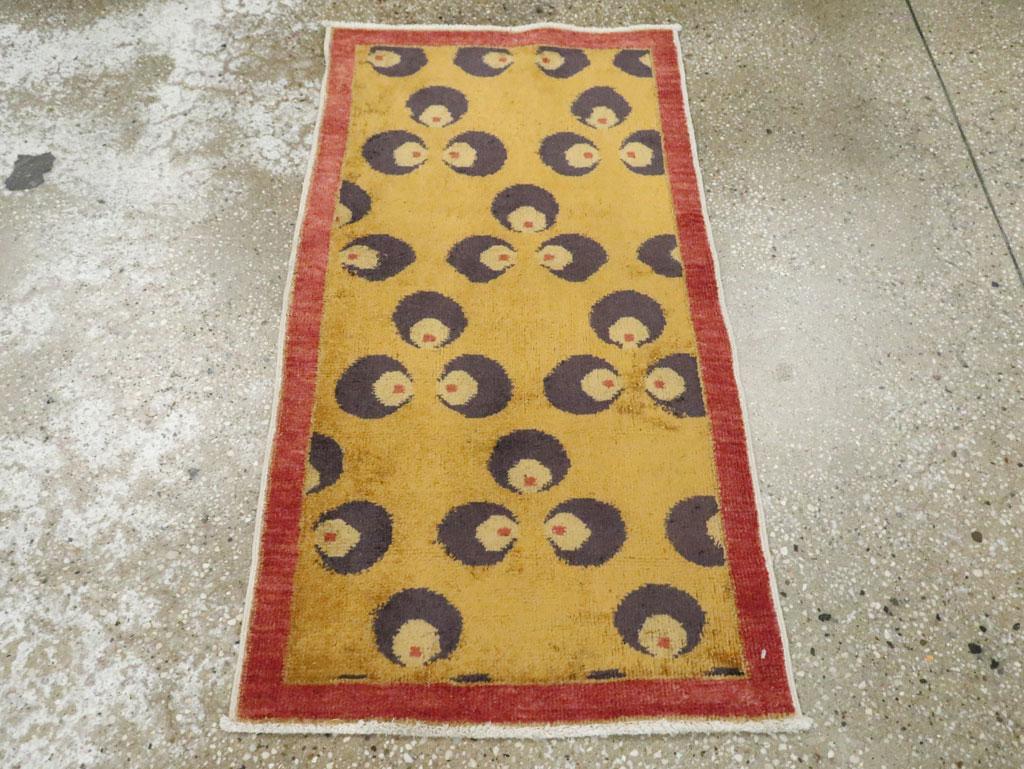 Dieser türkische Art-Déco-Teppich aus der Mitte des 20. Jahrhunderts mit den Maßen 1' 9