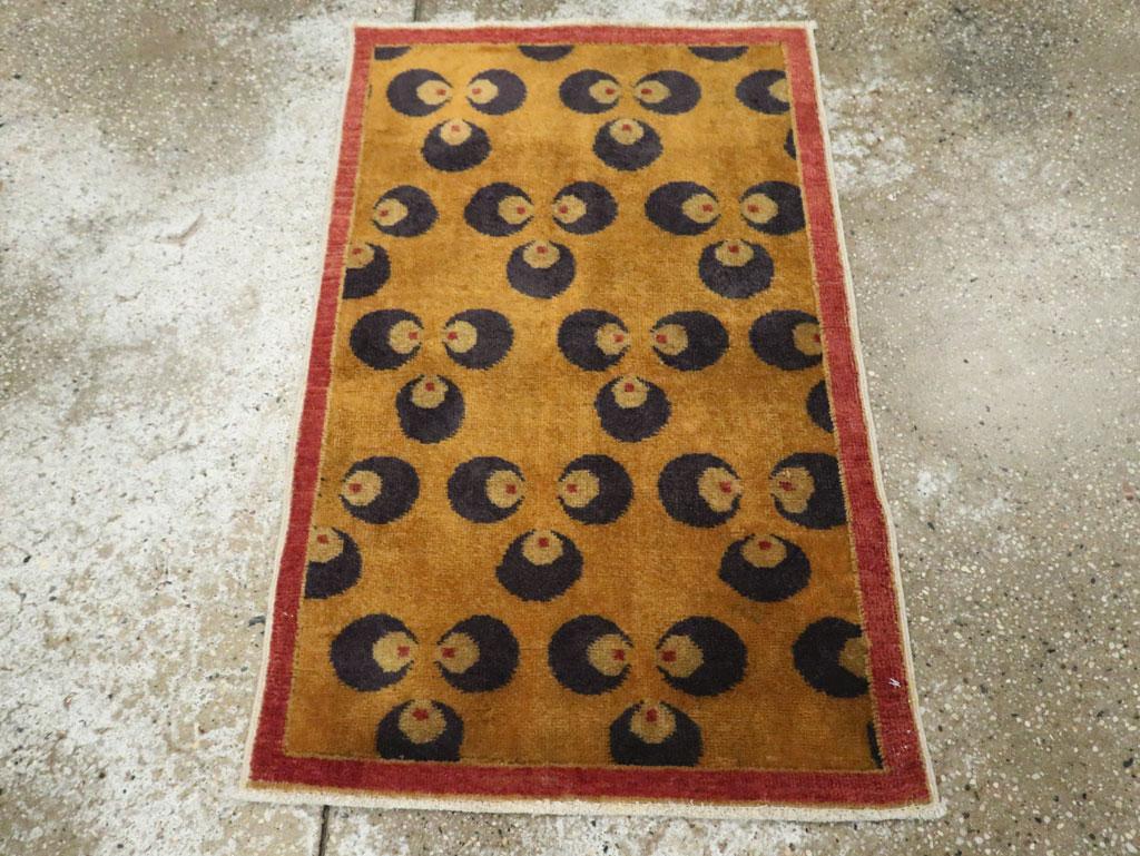 Dieser türkische Art-Déco-Teppich aus der Mitte des 20. Jahrhunderts mit den Maßen 2' 0