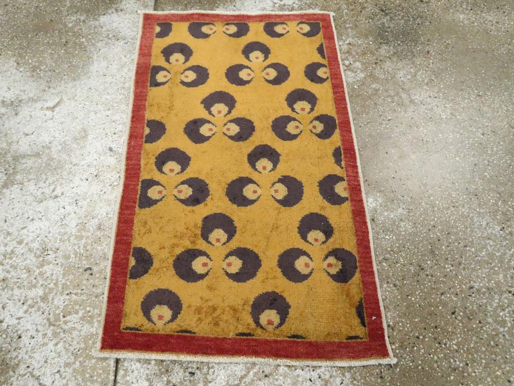 Dieser türkische Art-Déco-Teppich aus der Mitte des 20. Jahrhunderts mit den Maßen 2' 0
