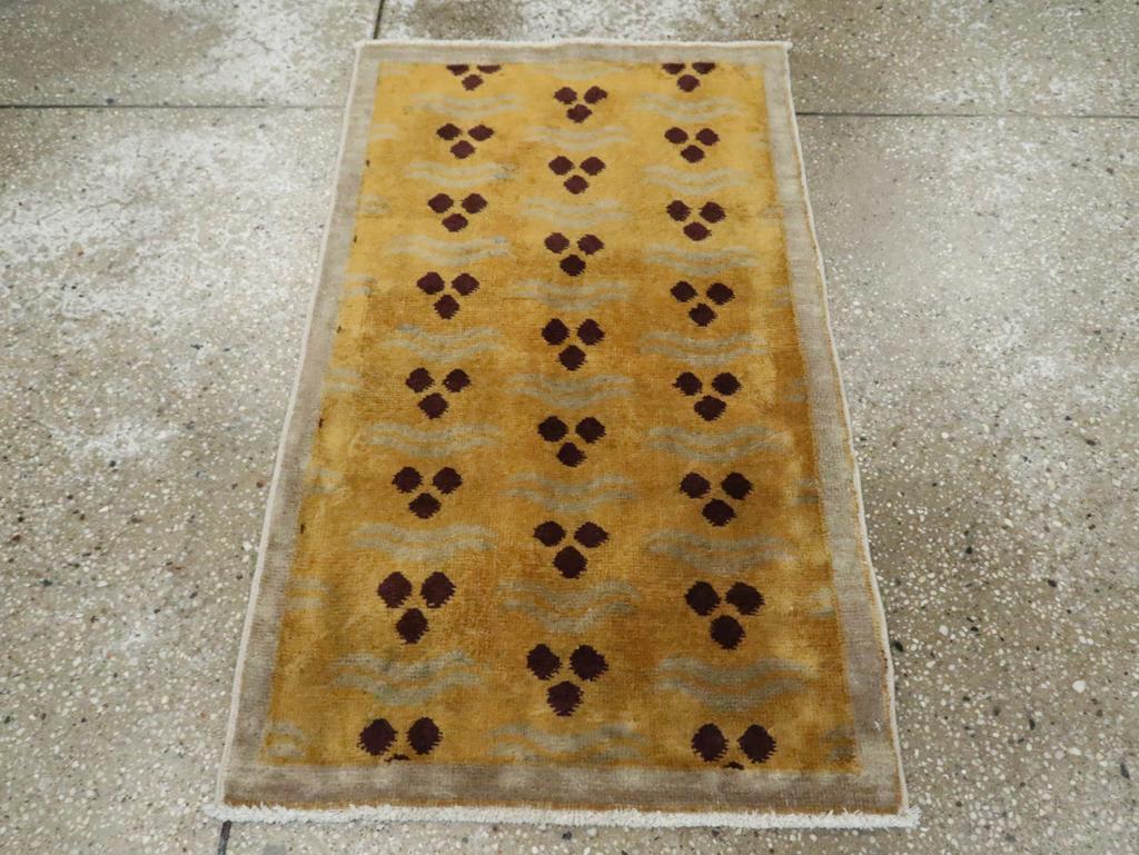 Dieser türkische Art-Déco-Teppich aus der Mitte des 20. Jahrhunderts mit den Maßen 1' 11