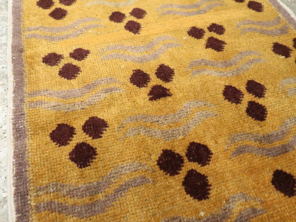 Galerie Shabab Collection Mitte des 20. Jahrhunderts Türkischer Art Deco Wurfteppich (Art déco) im Angebot