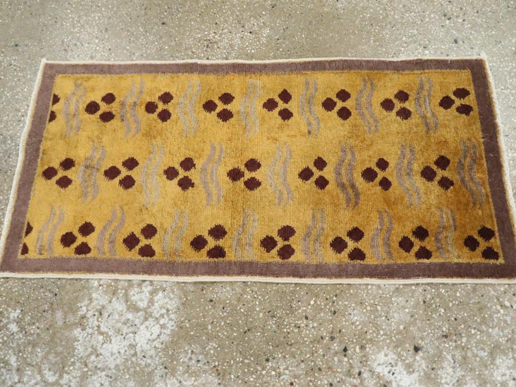 Galerie Shabab Collection Mitte des 20. Jahrhunderts Türkischer Art Deco Wurfteppich (Handgeknüpft) im Angebot