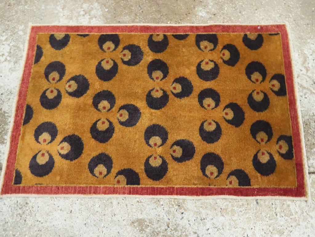 Galerie Shabab Collection Mitte des 20. Jahrhunderts Türkischer Art Deco Wurfteppich (Handgeknüpft) im Angebot