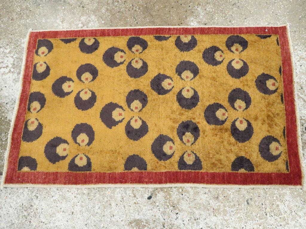 Galerie Shabab Collection Mitte des 20. Jahrhunderts Türkischer Art Deco Wurfteppich (Handgeknüpft) im Angebot