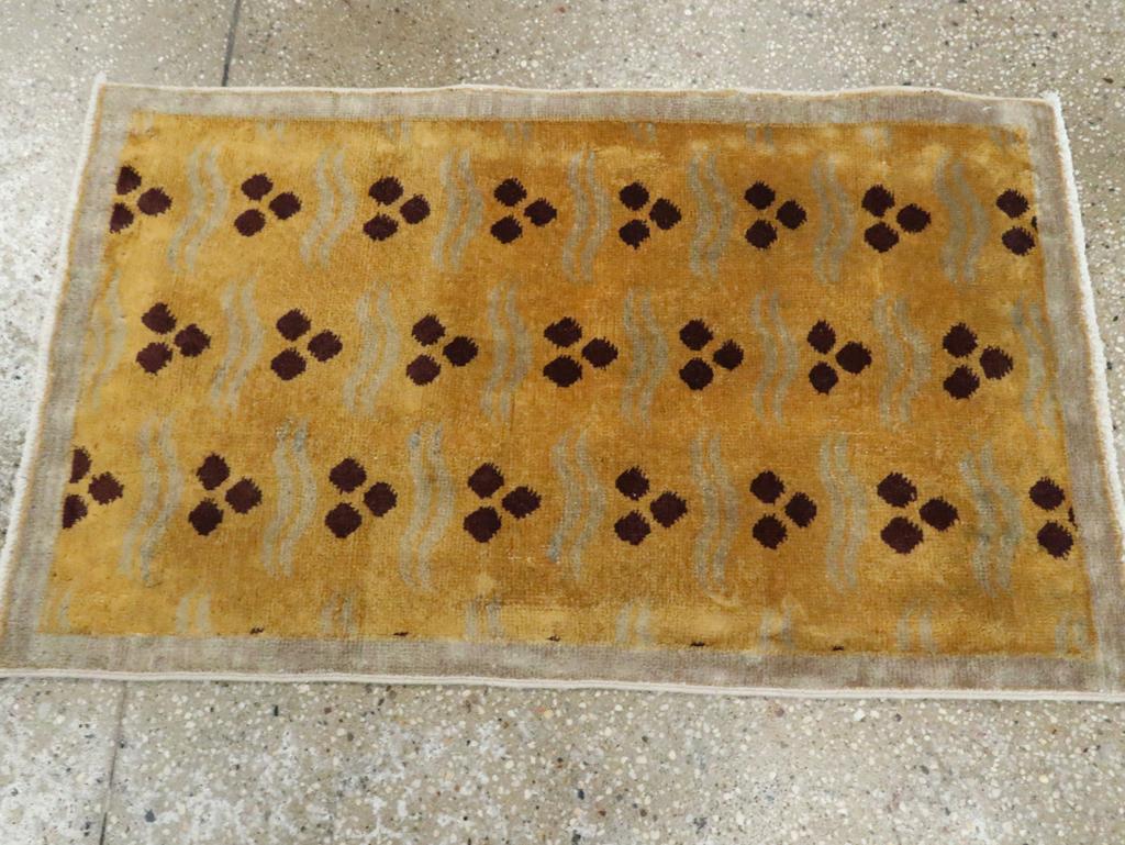 Galerie Shabab Collection Mitte des 20. Jahrhunderts Türkischer Art Deco Wurfteppich (Persisch) im Angebot