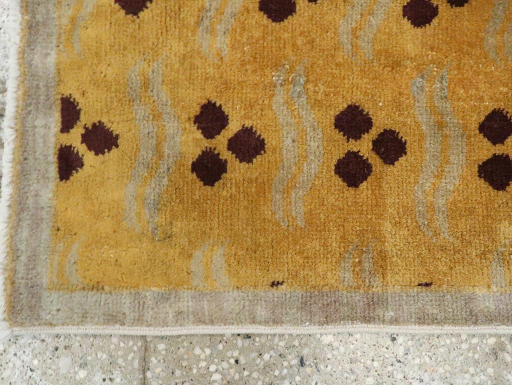 Galerie Shabab Collection Mitte des 20. Jahrhunderts Türkischer Art Deco Wurfteppich (Handgeknüpft) im Angebot