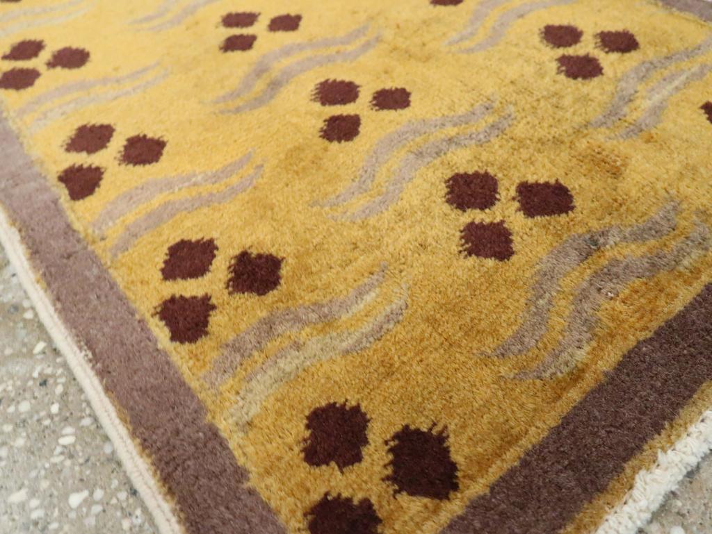 Galerie Shabab Collection Mitte des 20. Jahrhunderts Türkischer Art Deco Wurfteppich (Wolle) im Angebot