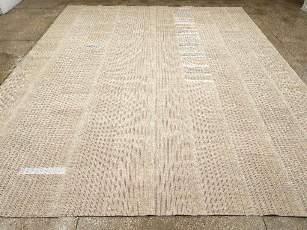 Ein türkischer Flachgewebe-Kilim-Teppich, handgefertigt in der Mitte des 20.

Maße: 13' 4