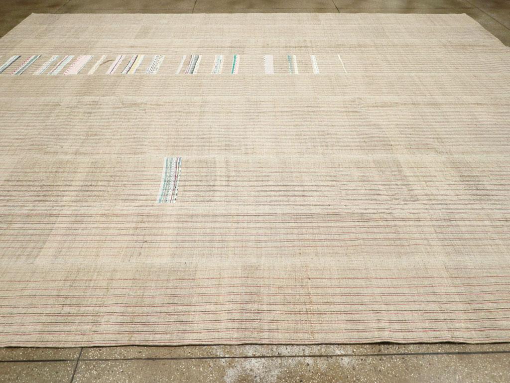 Mitte des 20. Jahrhunderts Türkischer flachgewebter Kilim Großer Teppich (Handgewebt) im Angebot