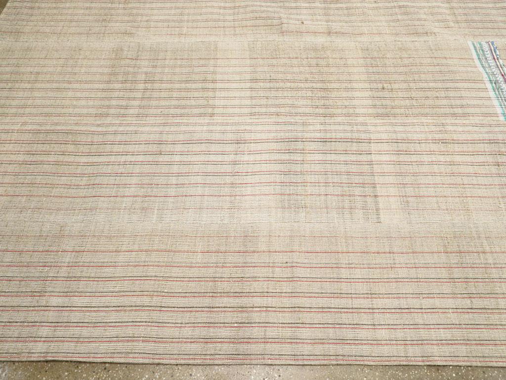 Mitte des 20. Jahrhunderts Türkischer flachgewebter Kilim Großer Teppich im Zustand „Hervorragend“ im Angebot in New York, NY