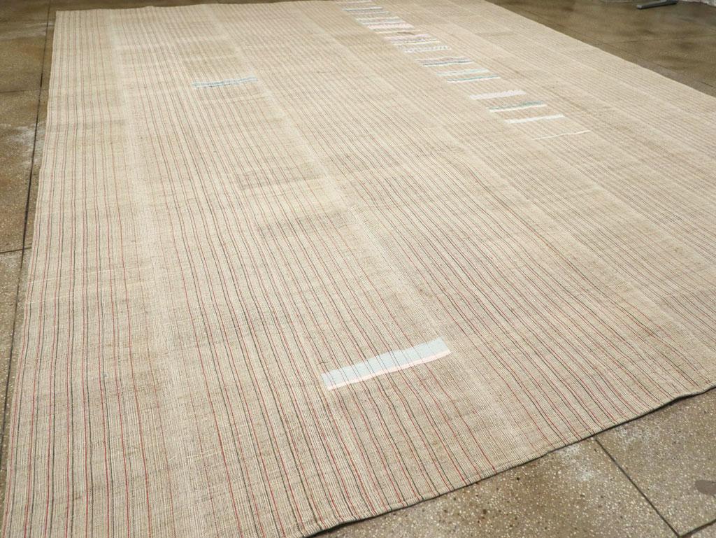 Mitte des 20. Jahrhunderts Türkischer flachgewebter Kilim Großer Teppich (Wolle) im Angebot