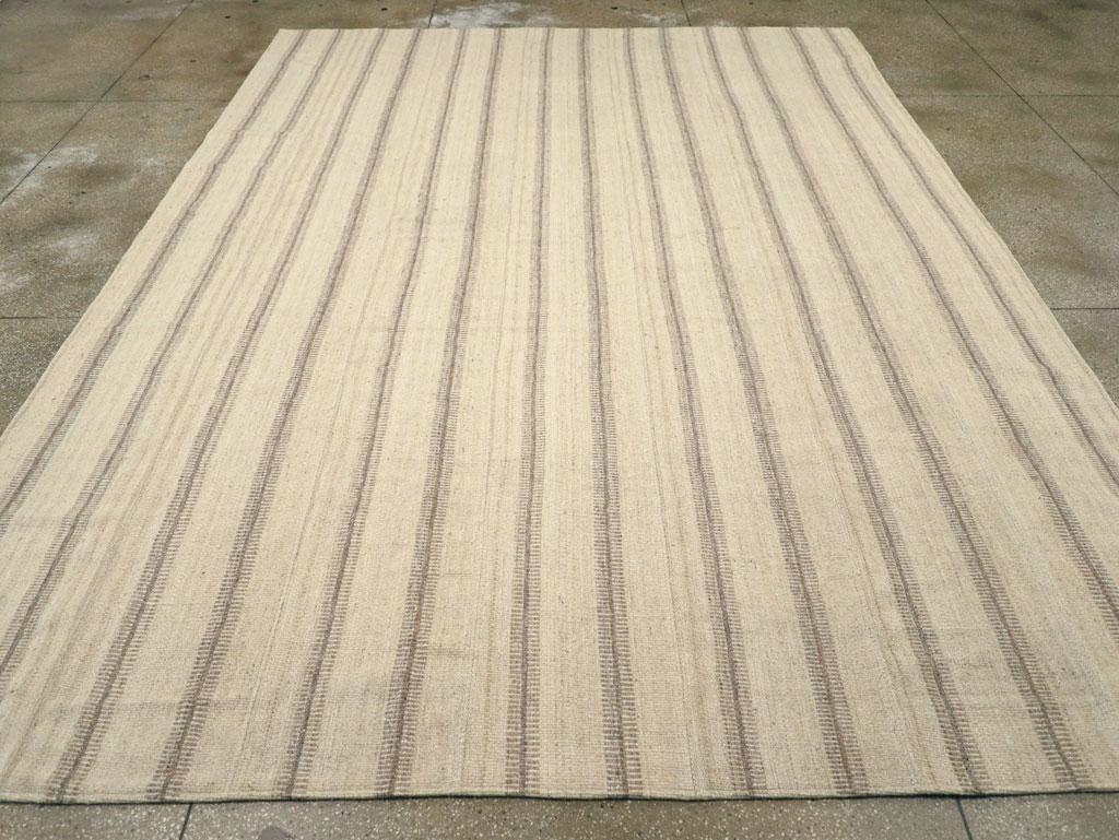 Ein türkischer Flachgewebe-Kilim-Teppich in Zimmergröße, handgefertigt Mitte des 20. Jahrhunderts.

Maße: 10' 2