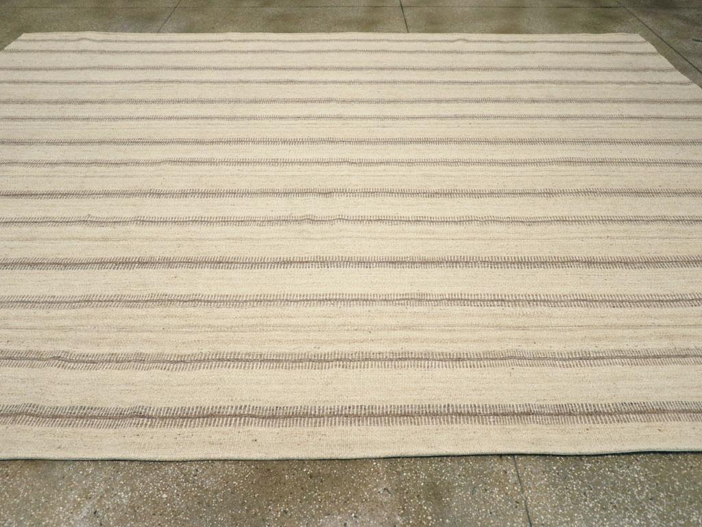 Galerie Shabab Kollektion Türkischer Flachgewebe-Kelim-Teppich in Zimmergröße aus der Mitte des 20. Jahrhunderts (Handgewebt) im Angebot