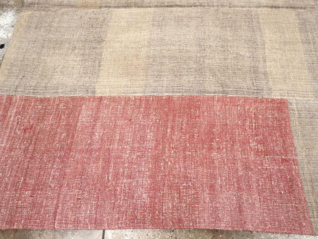 Mid-20th Century Turkish Flatweave Kilim Room Size Rug In Excellent Condition For Sale In New York, NY