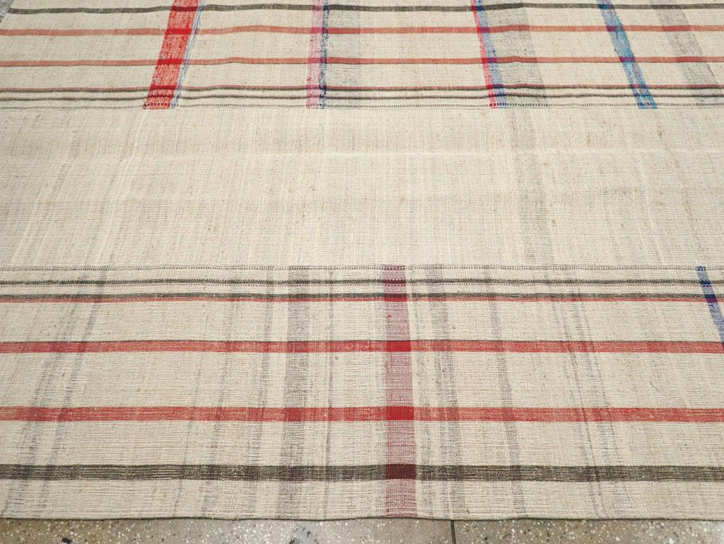 Mid-20th Century Turkish Flatweave Large Room Size Rug In Excellent Condition For Sale In New York, NY
