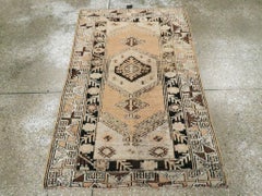 Galerie Shabab Collection Mid-20th Century Turkish Ghourdes Throw Rug (tapis à franges)