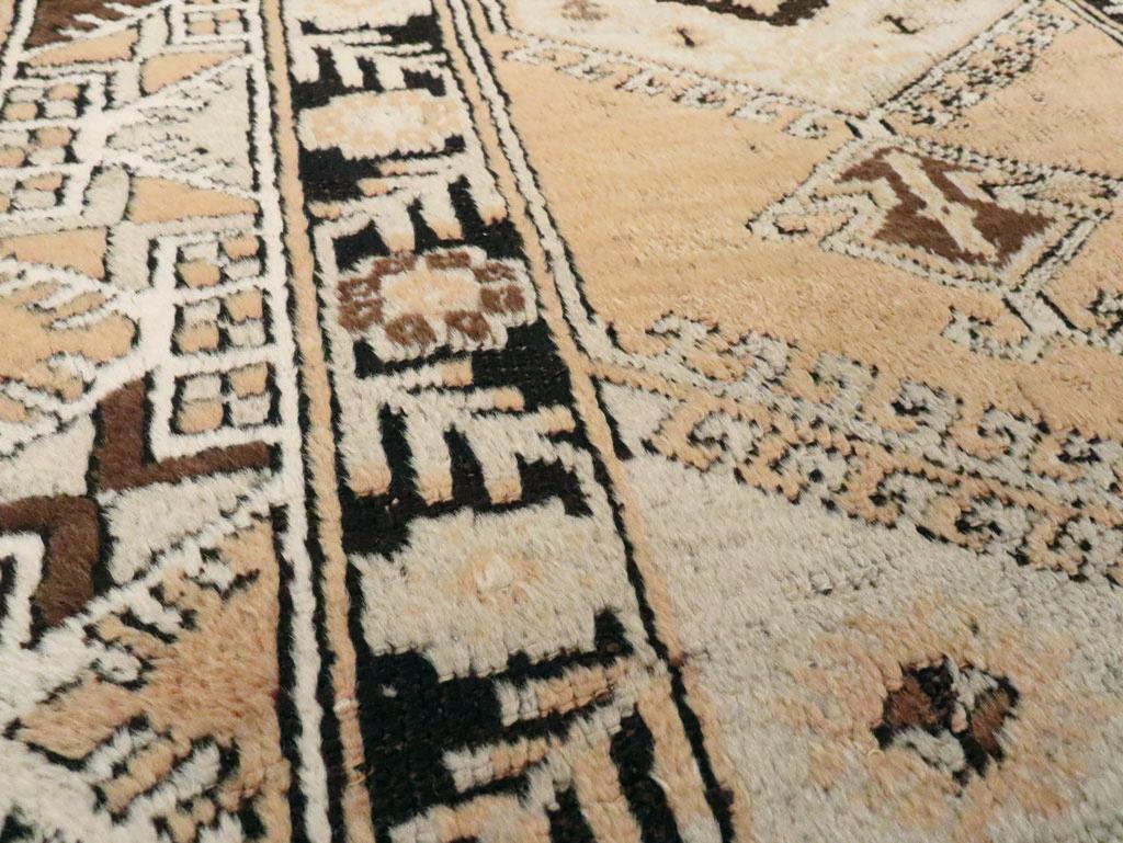 Colección Galerie Shabab Alfombra turca Ghourdes de mediados del siglo XX Rústico en venta