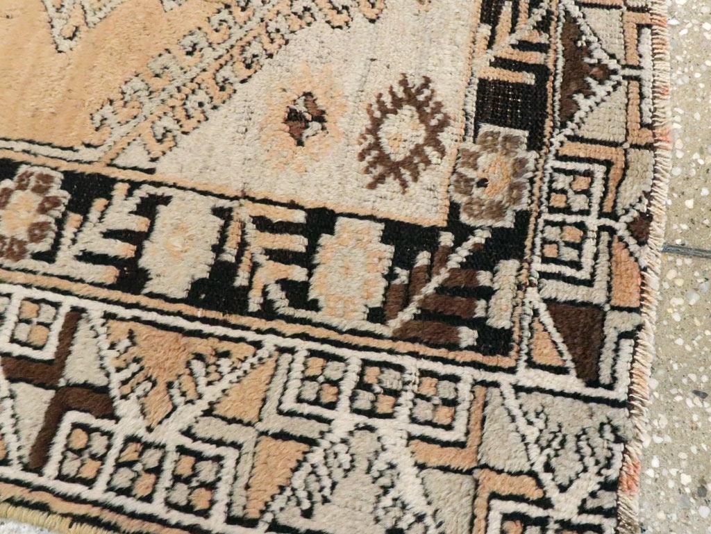 Colección Galerie Shabab Alfombra turca Ghourdes de mediados del siglo XX Anudado a mano en venta