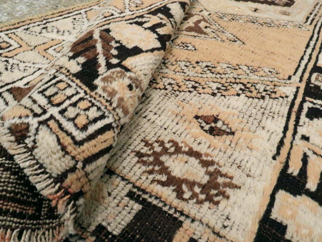 Colección Galerie Shabab Alfombra turca Ghourdes de mediados del siglo XX en Excelente estado para la venta en New York, NY