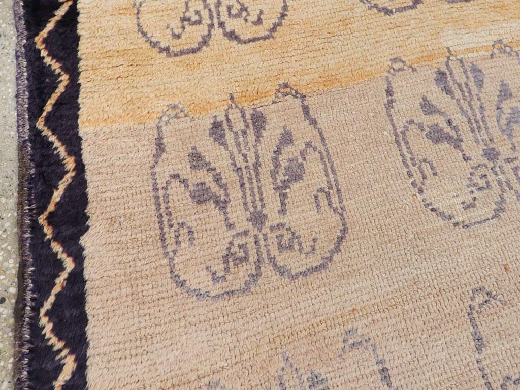 Rustico Galerie Shabab Collection'S Tappeto turco di Konya della metà del XX secolo in vendita