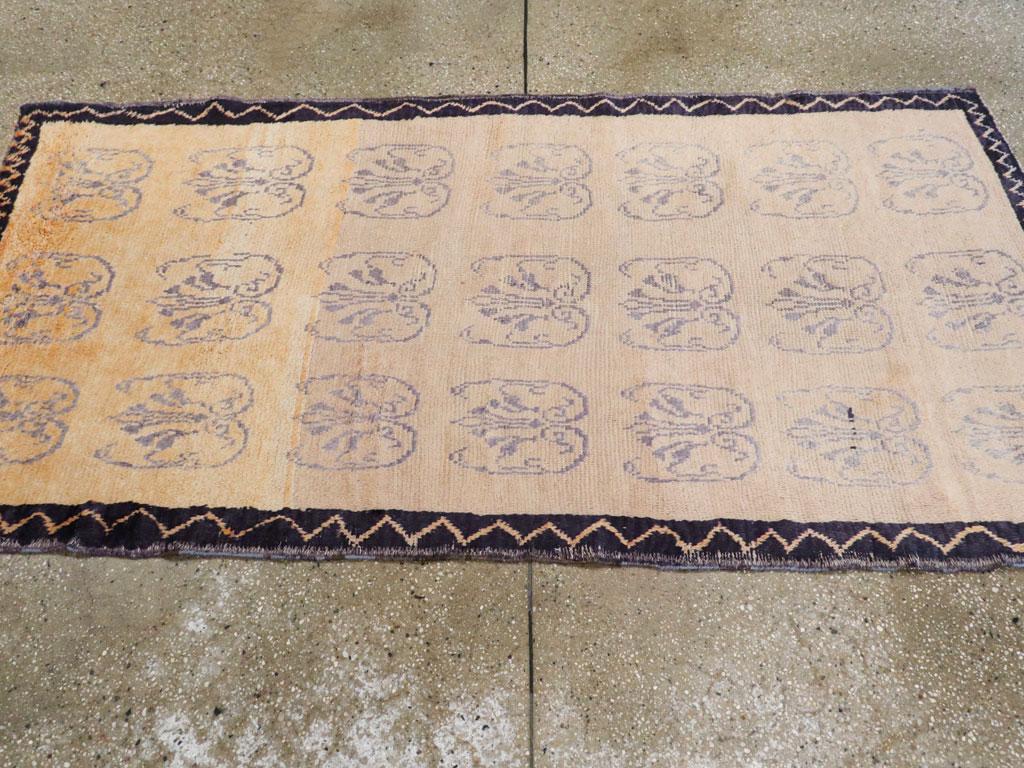 Turco Galerie Shabab Collection'S Tappeto turco di Konya della metà del XX secolo in vendita