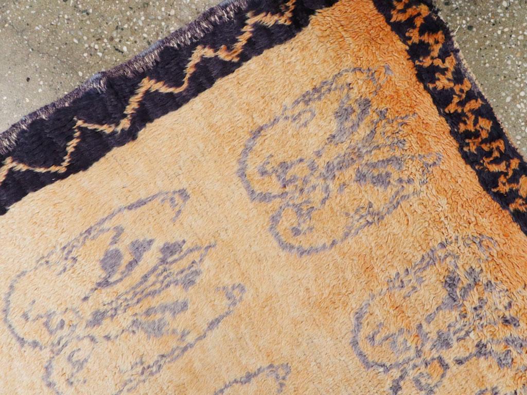 Annodato a mano Galerie Shabab Collection'S Tappeto turco di Konya della metà del XX secolo in vendita