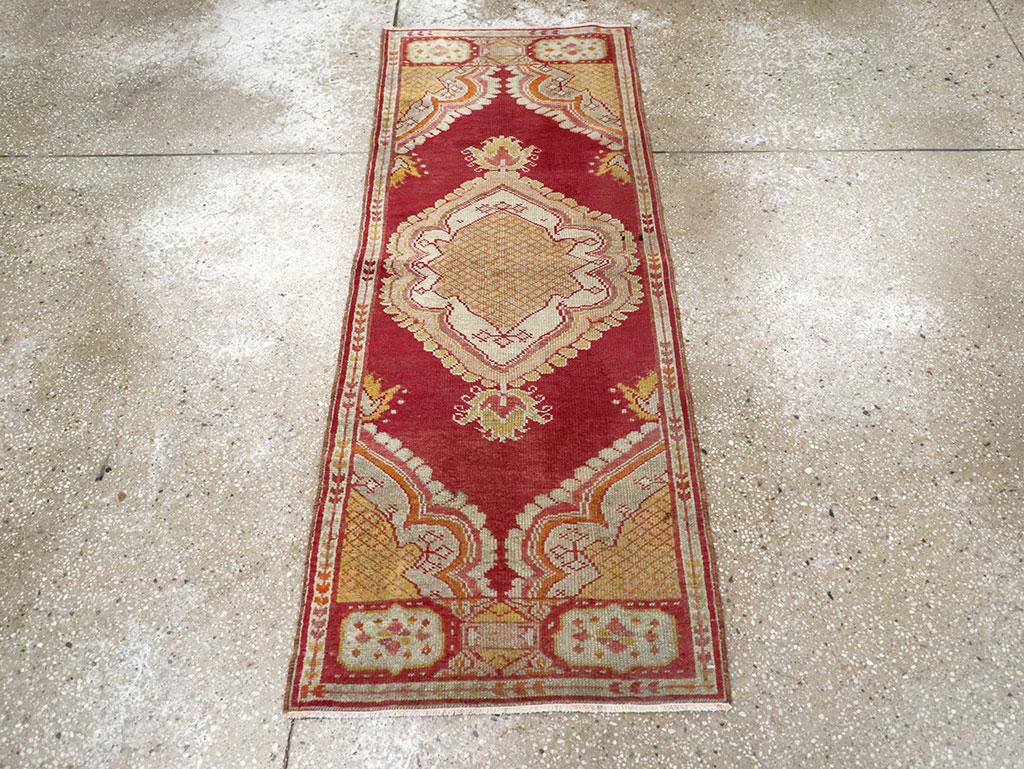 This Mid-20th century Turkish Oushak rug, measuring 1' 11