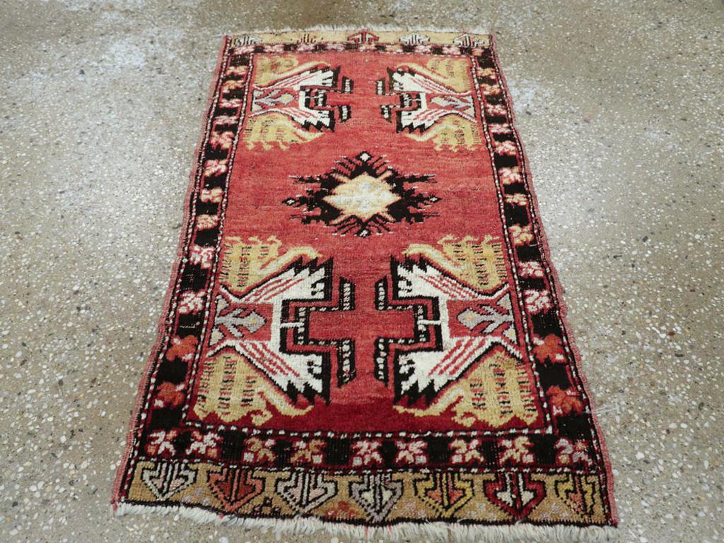 Ce tapis turc Oushak du milieu du 20e siècle, mesurant 1' 7