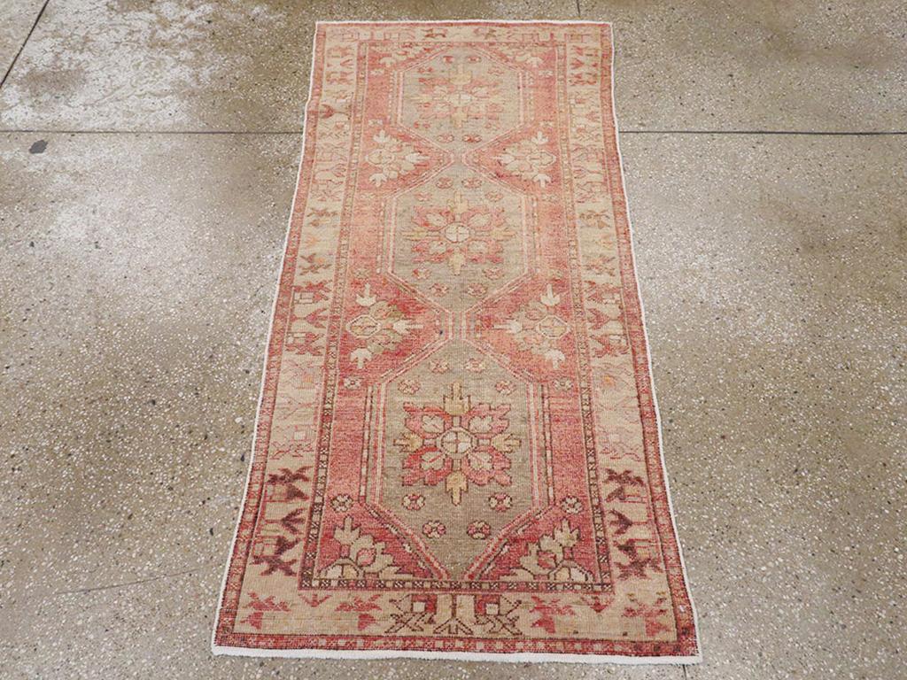 Un tappeto Oushak turco vintage. Alla maniera caucasica, un medaglione centrale di palo verde acqua composto da tre esagoni congiunti con centri di rosette complesse a raggiera domina il campo rosso-marrone di questo villaggio turco geometrico.  Un