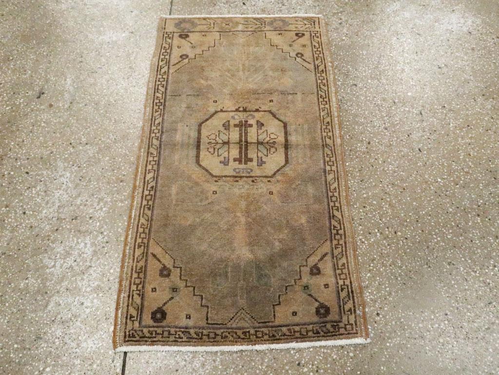 Dieser türkische Oushak-Teppich aus der Mitte des 20. Jahrhunderts mit den Maßen 1' 9