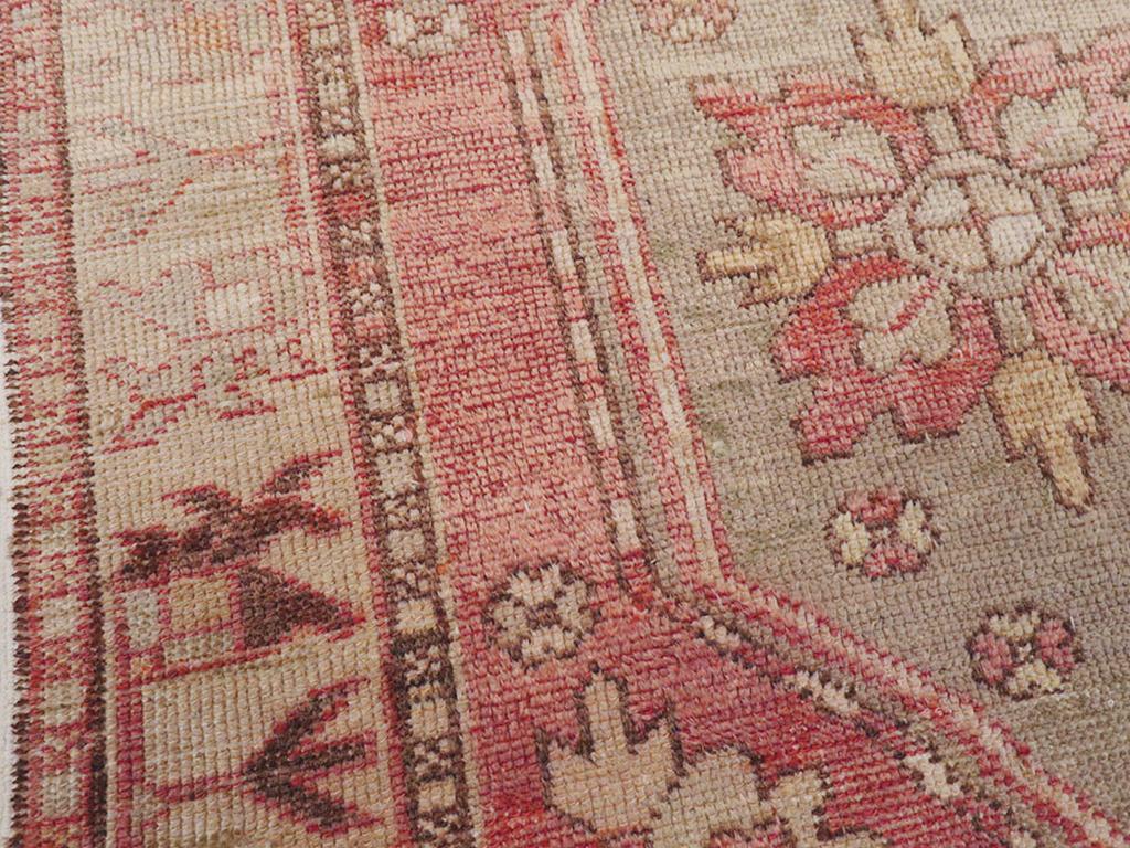 Turco Galerie Shabab Collection Tappeto da lancio Oushak turco della metà del XX secolo in vendita
