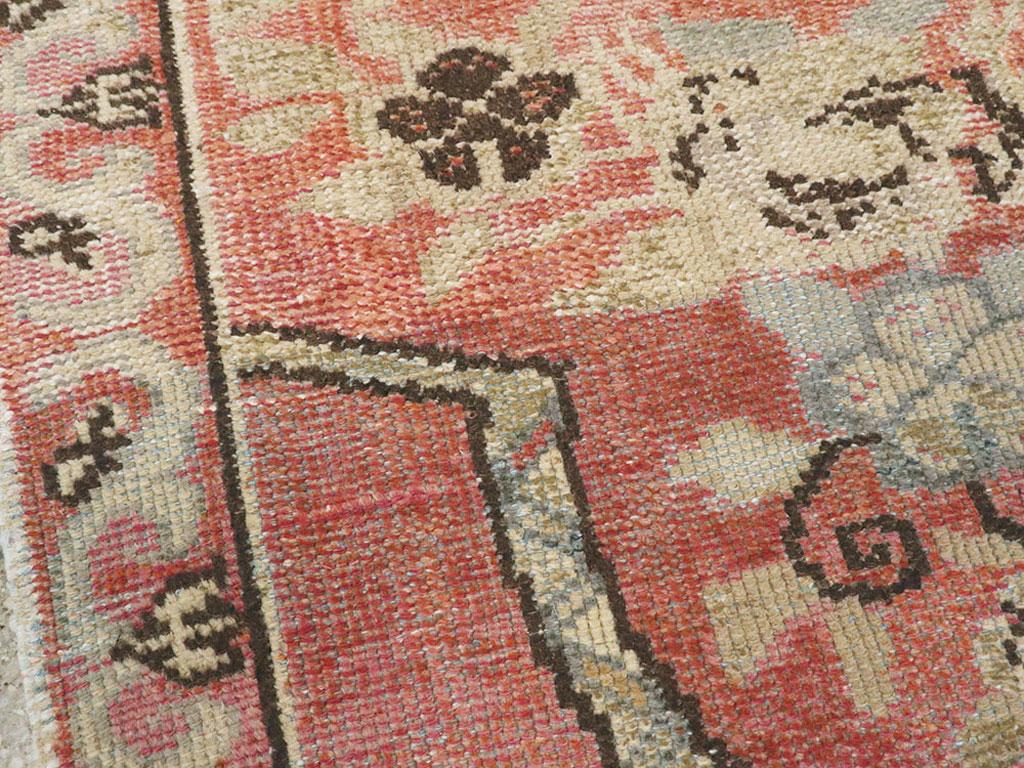 Turco Galerie Shabab Collection Tappeto da lancio Oushak turco della metà del XX secolo in vendita