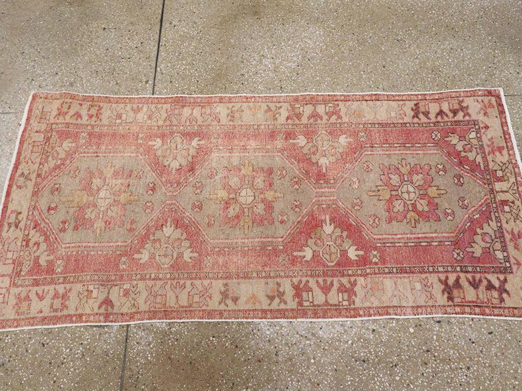 Annodato a mano Galerie Shabab Collection Tappeto da lancio Oushak turco della metà del XX secolo in vendita