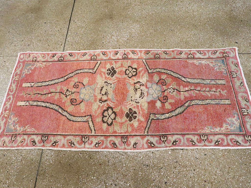 Annodato a mano Galerie Shabab Collection Tappeto da lancio Oushak turco della met�à del XX secolo in vendita