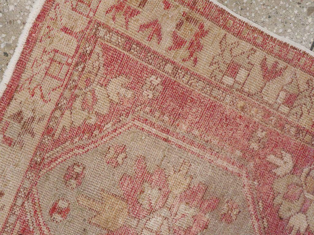 Galerie Shabab Collection Tappeto da lancio Oushak turco della metà del XX secolo In condizioni ottime in vendita a New York, NY