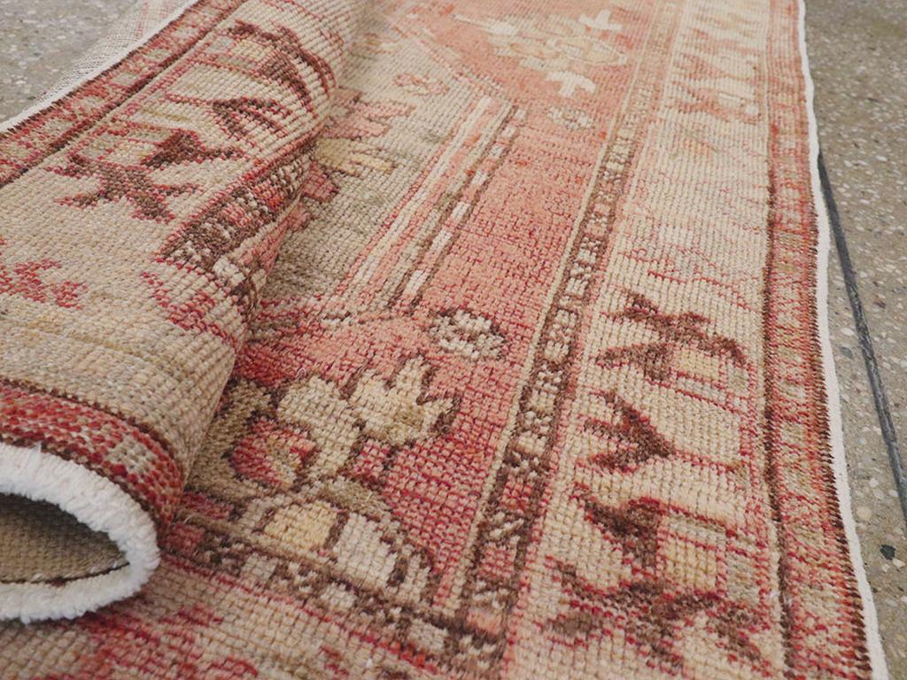 Lana Galerie Shabab Collection Tappeto da lancio Oushak turco della metà del XX secolo in vendita