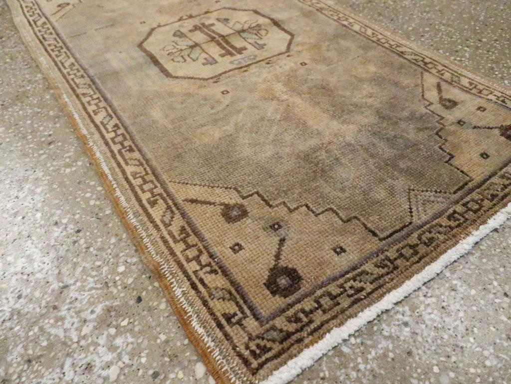 Galerie Shabab Collection Mitte des 20. Jahrhunderts Türkischer Oushak-Würfelteppich im Angebot 1