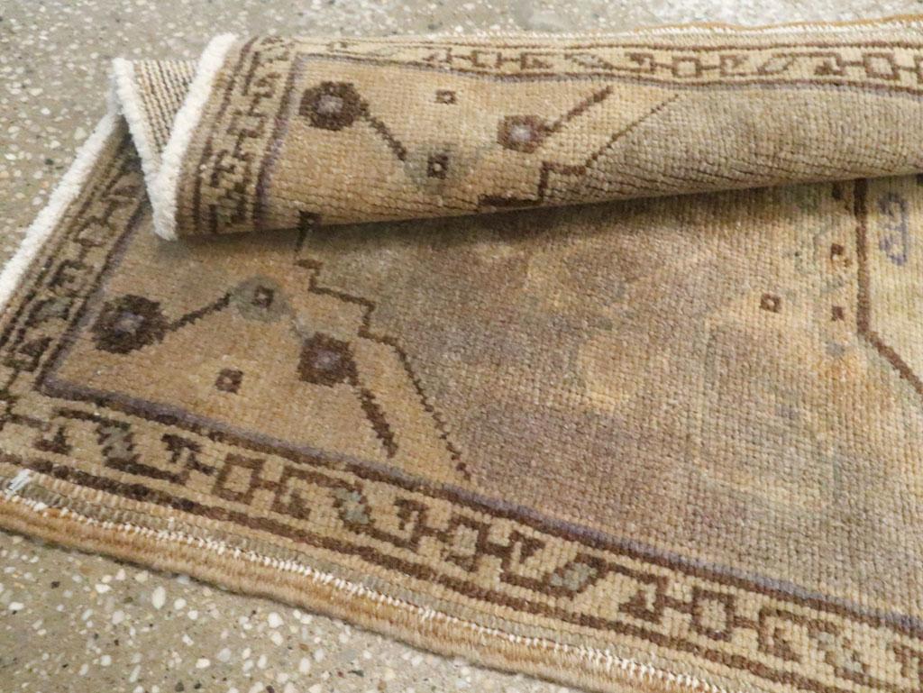 Galerie Shabab Collection Mitte des 20. Jahrhunderts Türkischer Oushak-Würfelteppich im Angebot 3