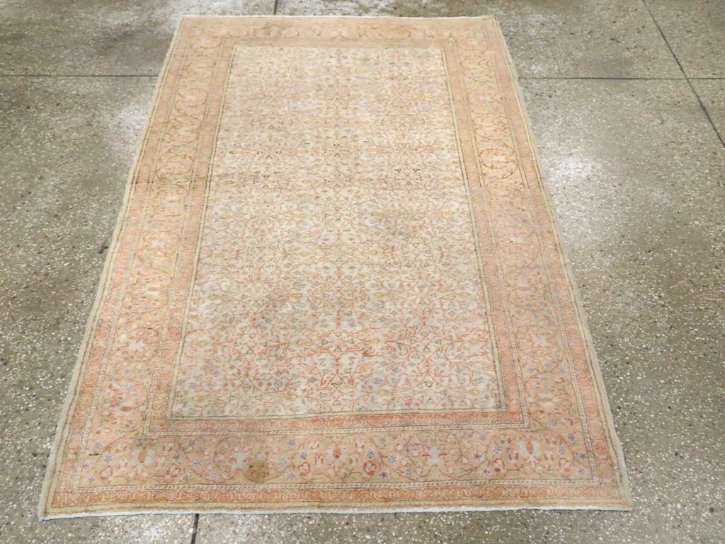 This Mid-20th century Turkish Sivas rug, measuring 4' 0