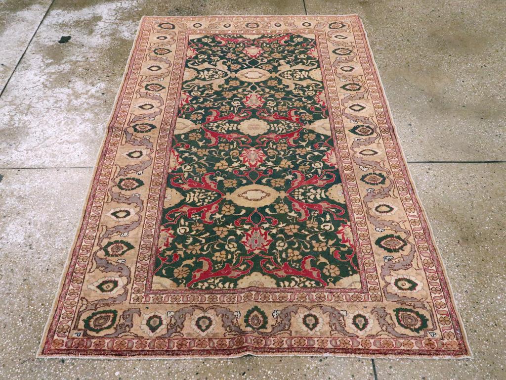 This Mid-20th century Turkish Sivas rug, measuring 4' 0